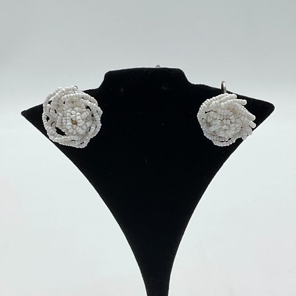 White seed bead Twist Cluster Vintage 50s/60s Silver Tone Screw-Back Earrings - Picture 1 of 3
